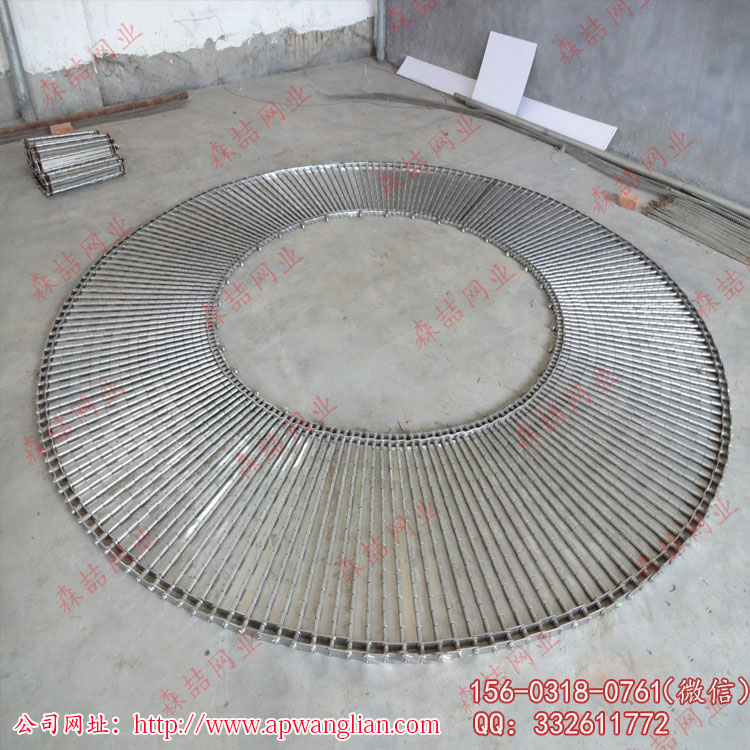 鏈板輸送帶可以實(shí)現(xiàn)轉(zhuǎn)彎輸送嗎？